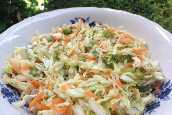 Salata de varza cu morcov si ceapa verde