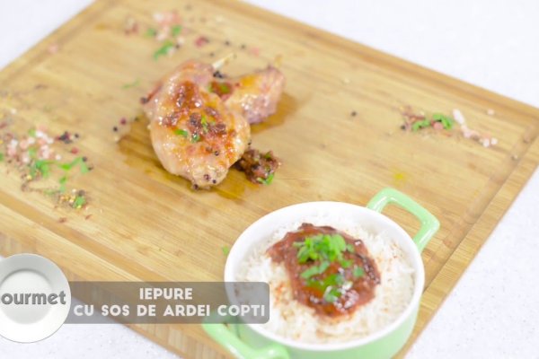 Iepure cu sos de ardei copti