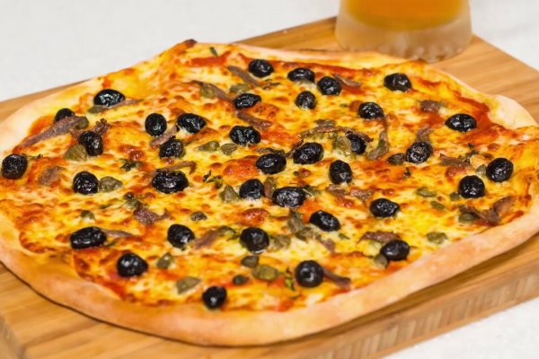 Pizza Romana, cu file de anchois, capere si masline