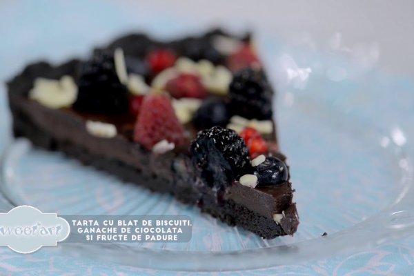Tarta cu blat de Oreo, ganache de ciocolata si fructe de padure, fara coacere