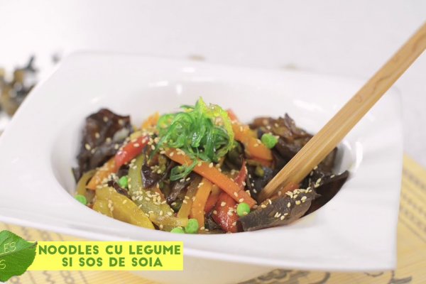 Noodles cu legume si sos de soia - Reteta video