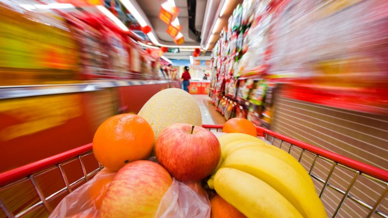 Supermarket-urile din Romania, obligate sa doneze alimentele aflate aproape de data expirarii