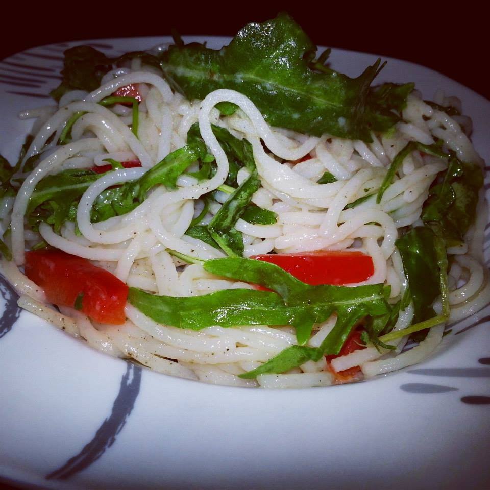 Spaghete cu rucola si ardei rosu