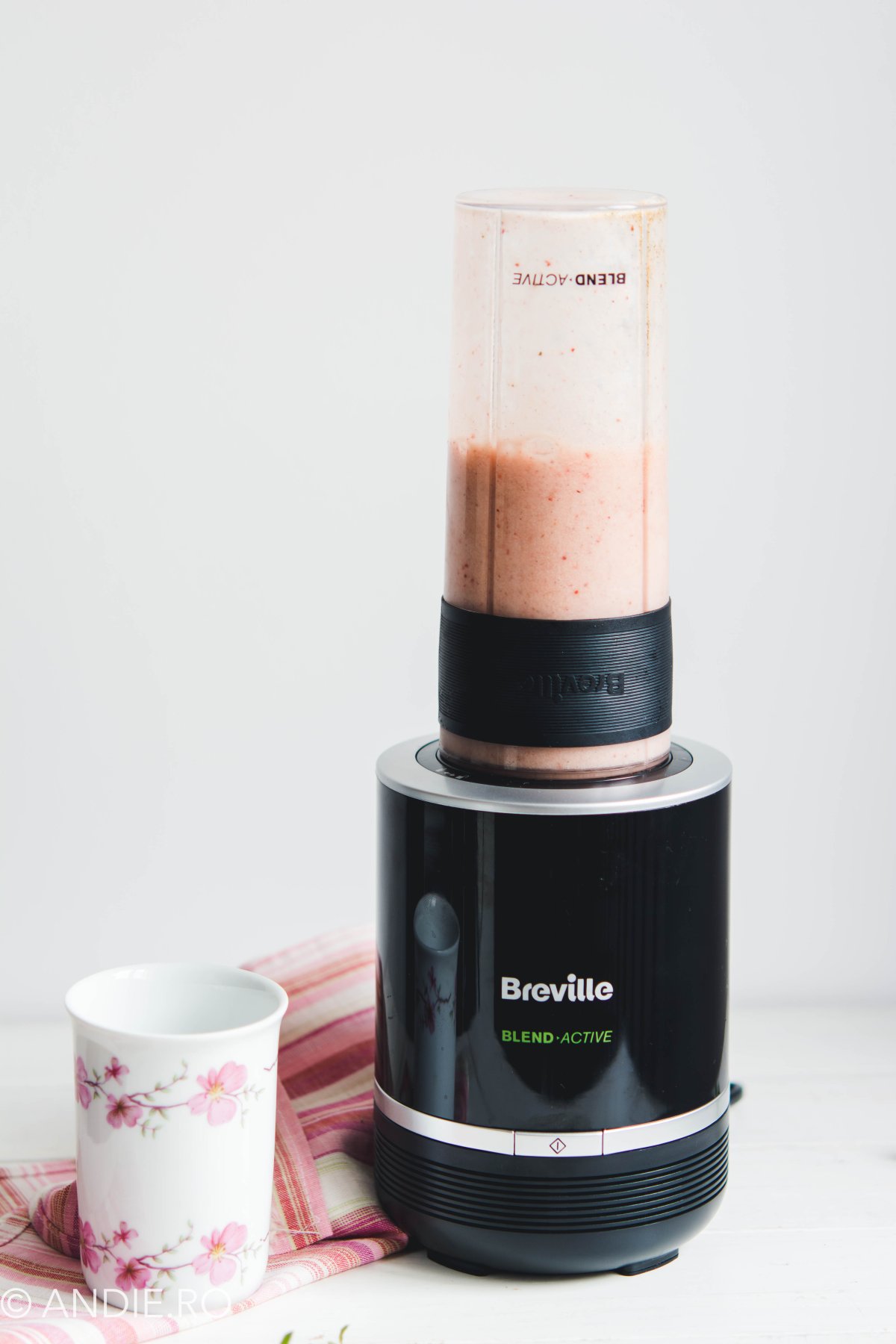 Smoothie de capsuni, banana si pasta de vanilie