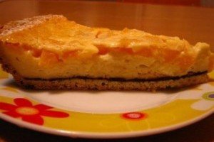 Tarta cu piersici si crema de vanilie