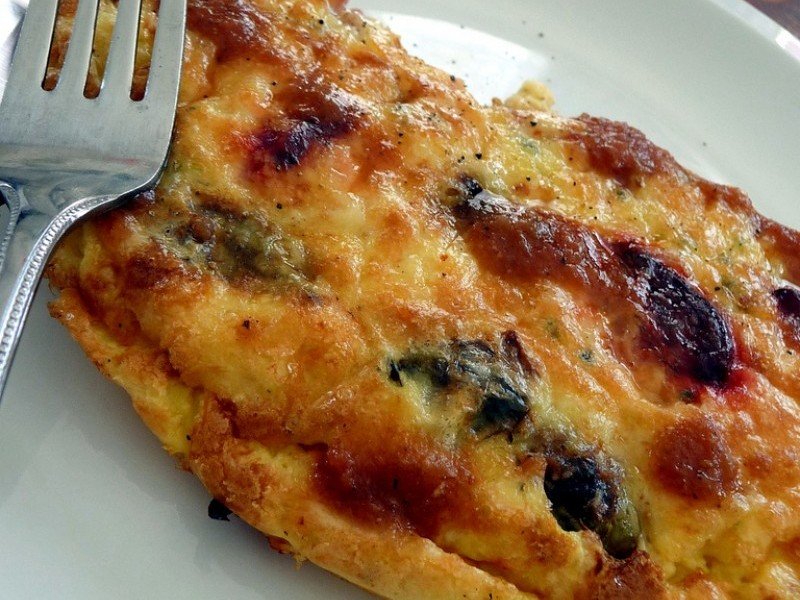 Frittata cu carnati si ceapa verde