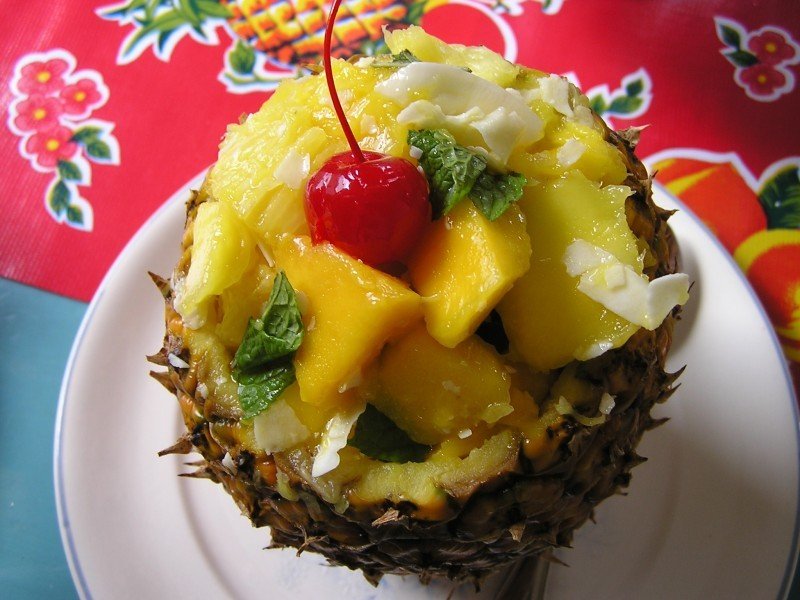 Ananas umplut cu fructe