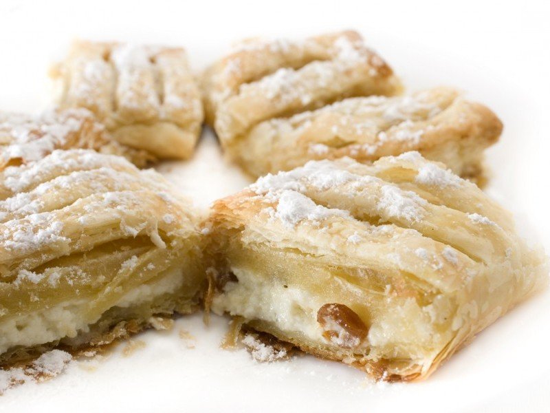 Strudel cu branza de vaca si stafide