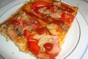 Pizza cu sunca si ciuperci