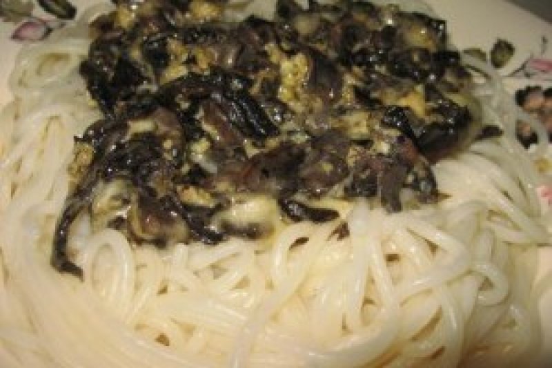 Spaghetti cu ciuperci champignon si cascaval