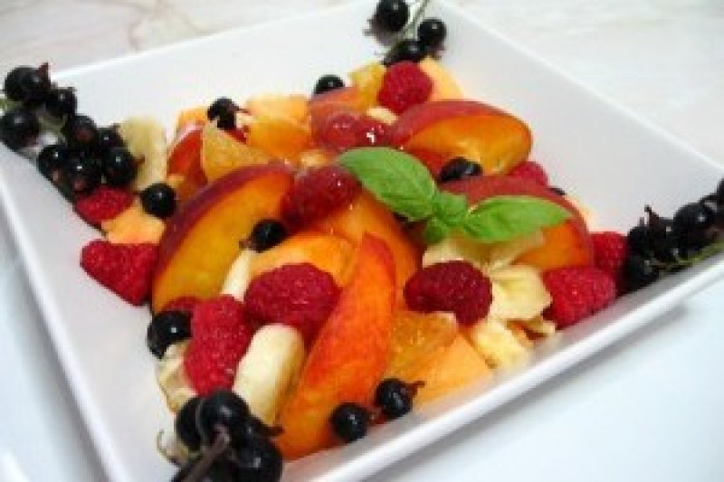 Salata de fructe cu serbet lamaie si busuioc