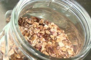 Muesli cu sos de afine si ciocolata