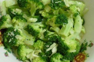 Salata de broccoli cu usturoi
