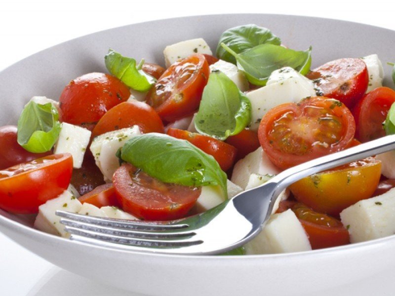 Salata caprese cu rosii cherry