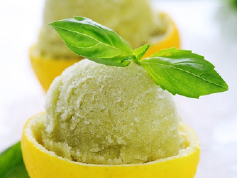 Sorbet de lamaie cu busuioc