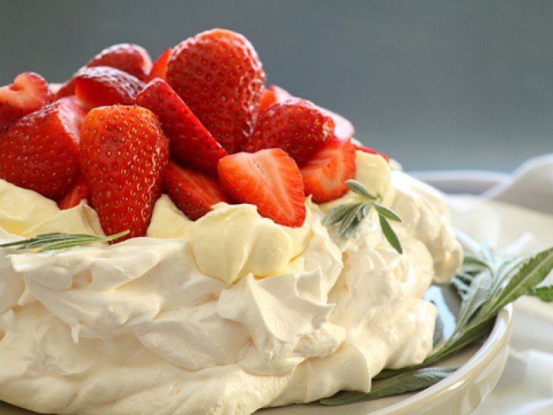 Pavlova cu crema de vanilie si capsuni