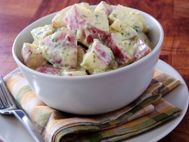 Salata de cartofi noi cu dressing de iaurt si mustar