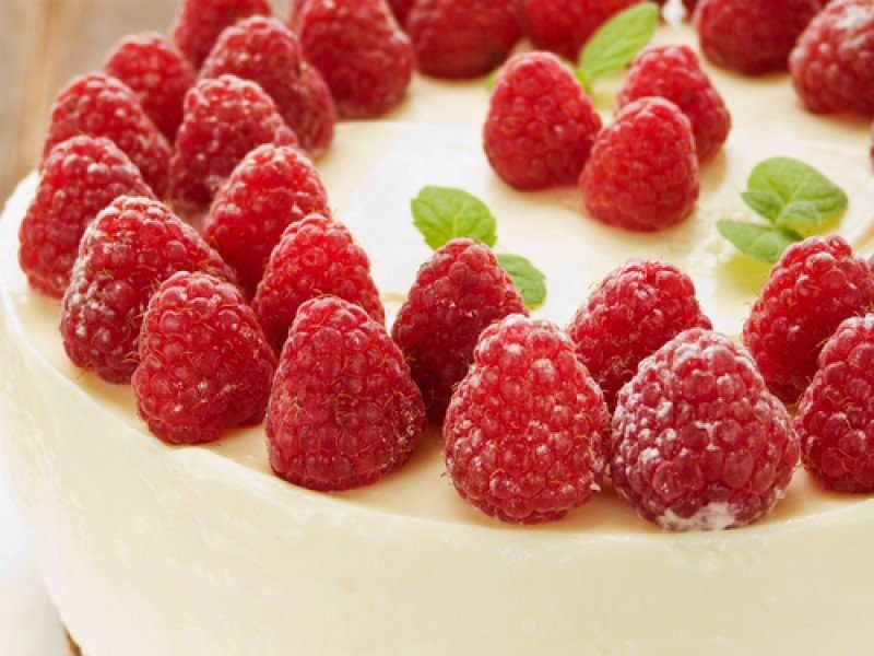 Cheesecake raw cu zmeura si piersici