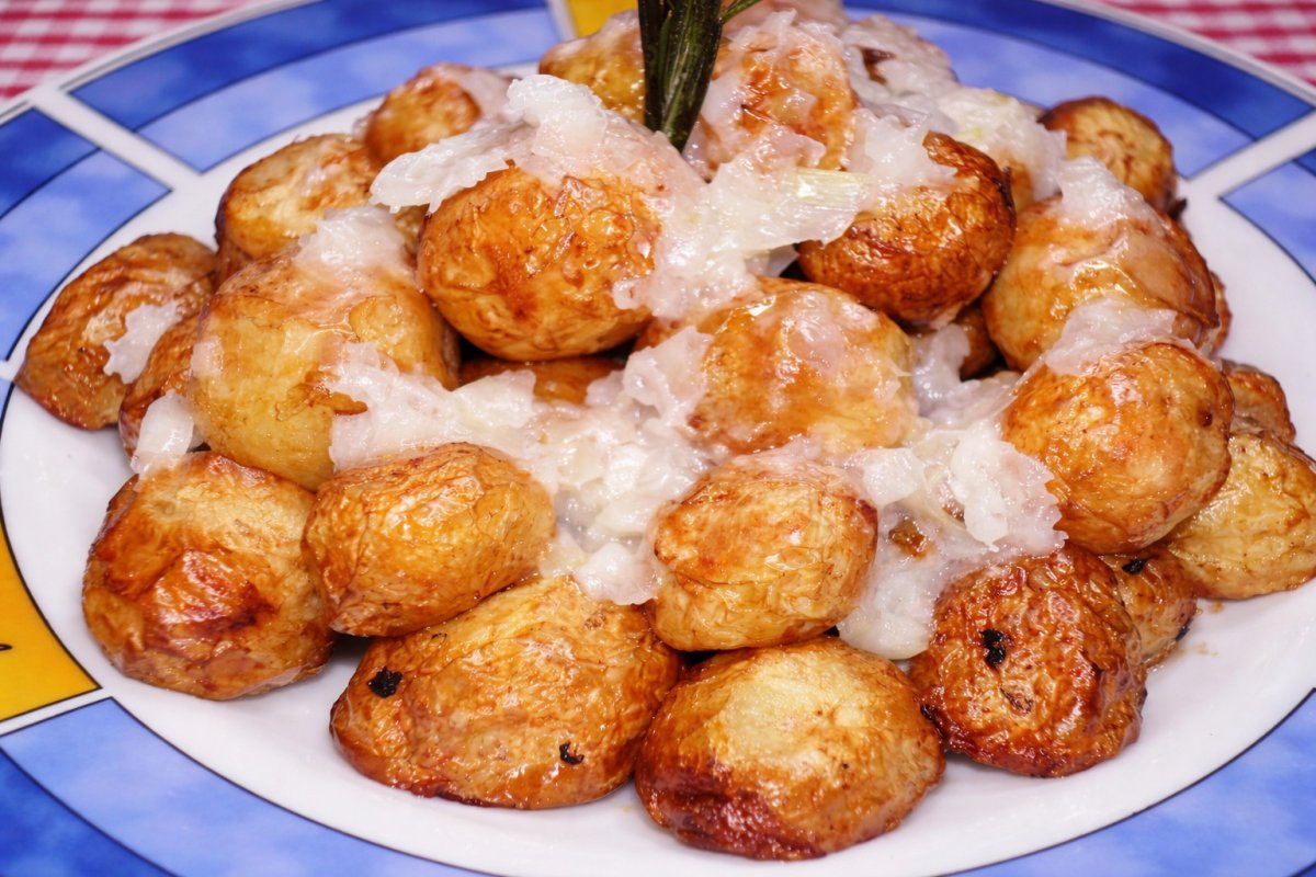 Cartofi noi cu sos de usturoi