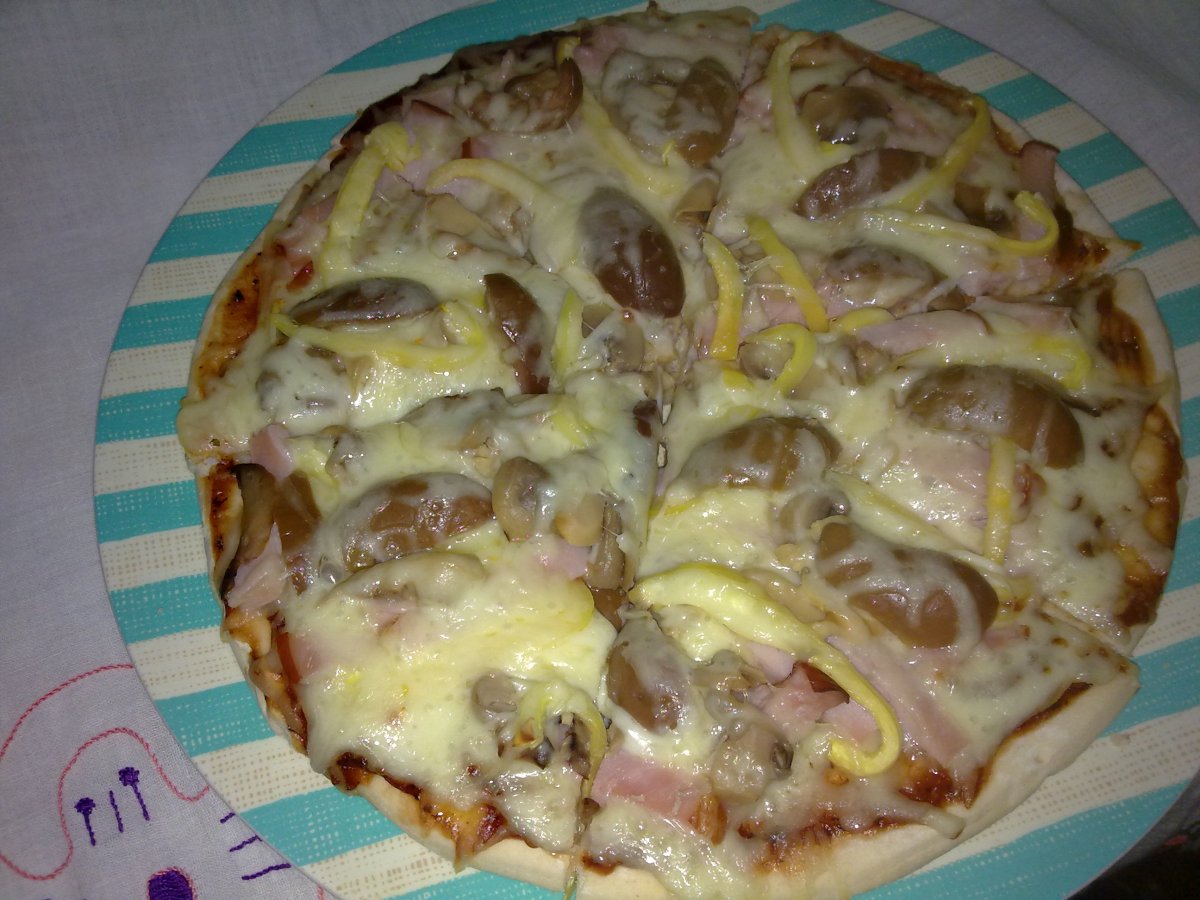 Pizza in casa cu ciuperci