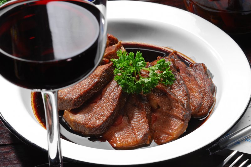 Cotlet de porc cu nucsoara si sos de vin