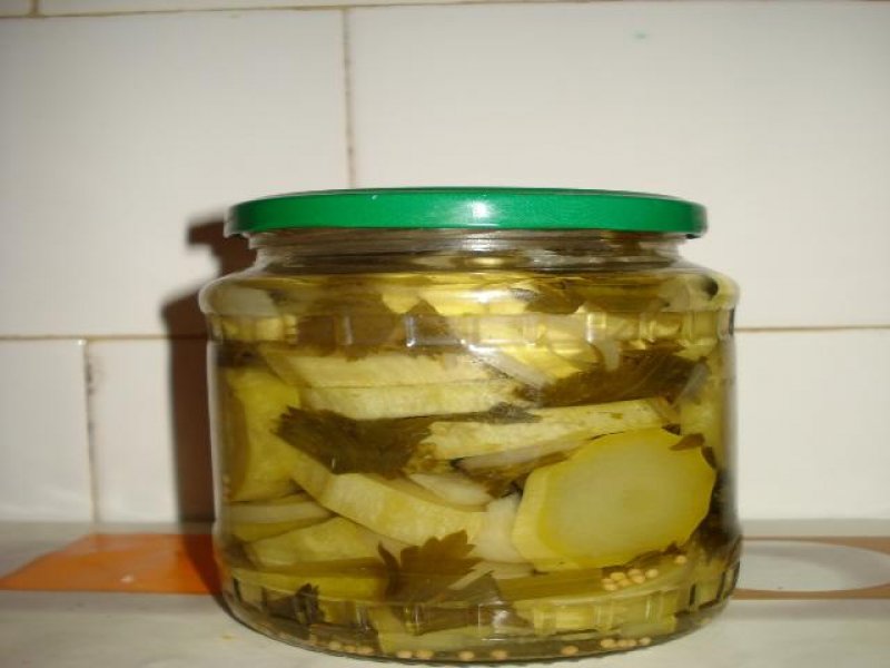 Dovlecei conservati pentru salata