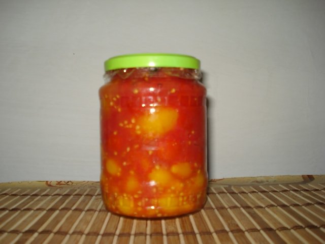 Tomate galbene in suc de rosii