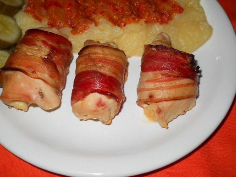 Rulouri de pui in bacon