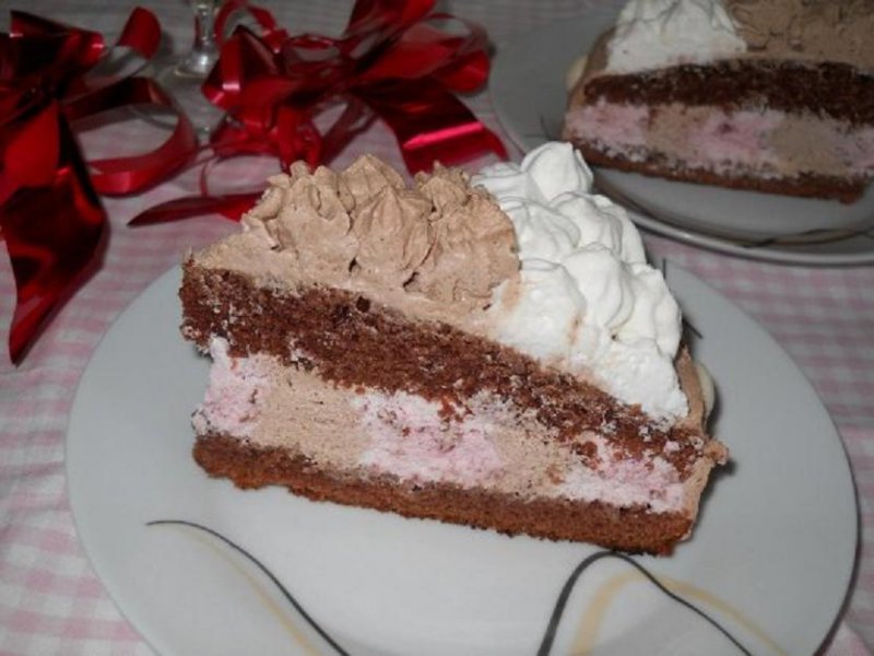 Tort cu mousse de zmeura si ciocolata