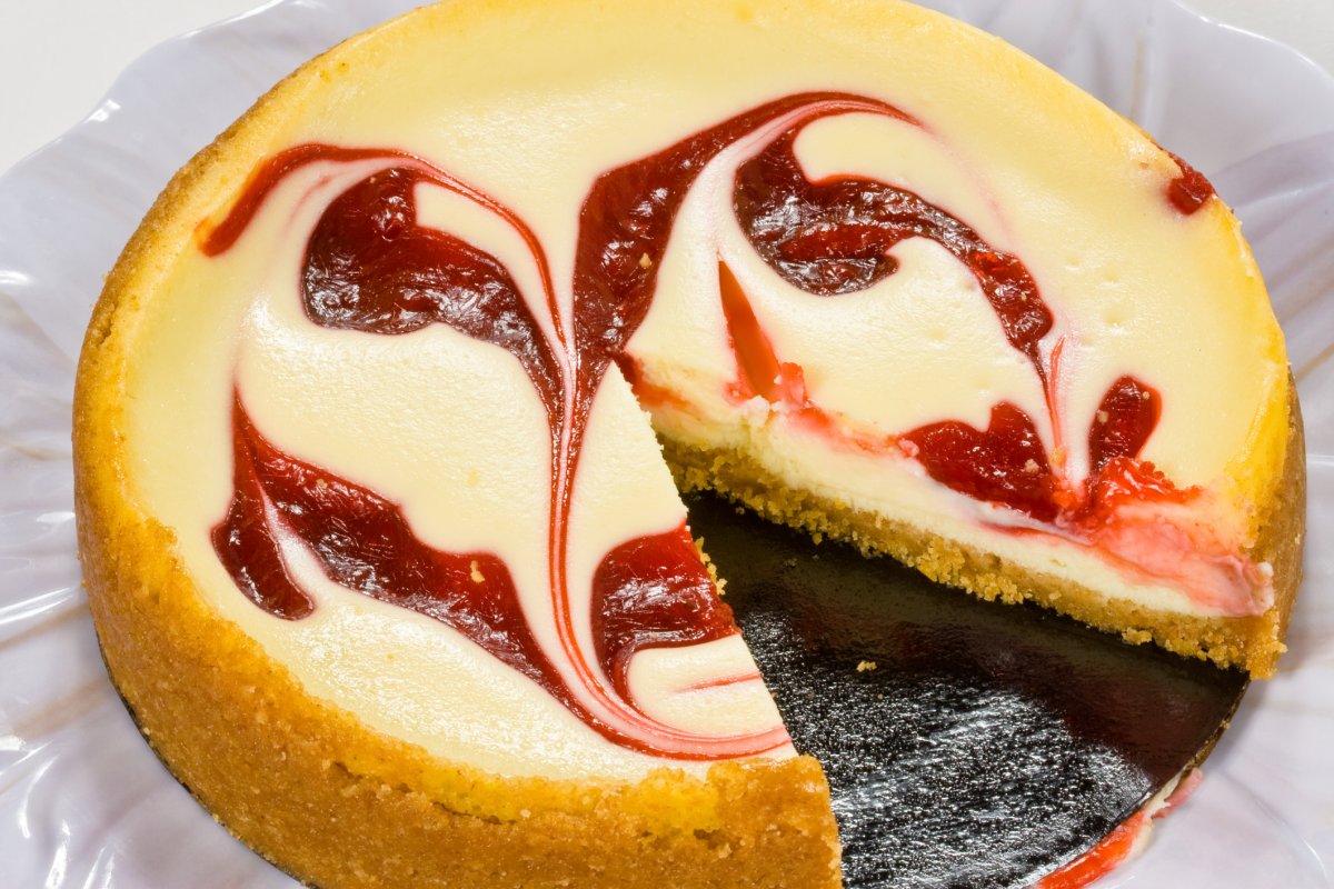 Cheesecake marmorat cu gem de visine