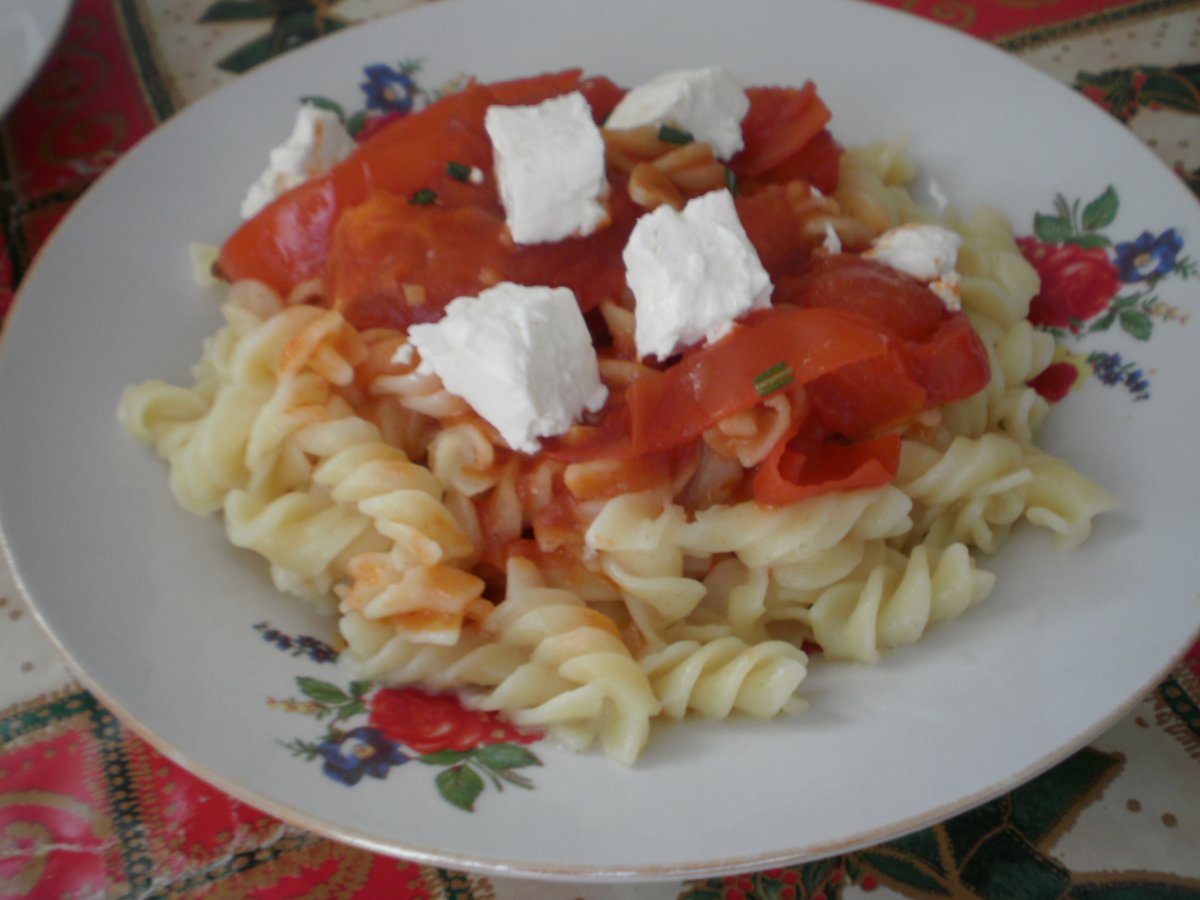 Fusilli cu rosii, mozzarella si usturoi