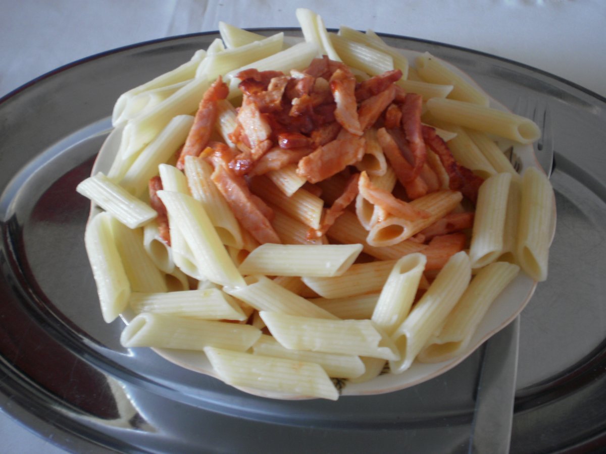 Penne cu sos de rosii si bacon