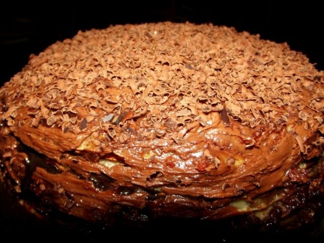 Tort de clatite cu ciocolata si dulceata de gutui