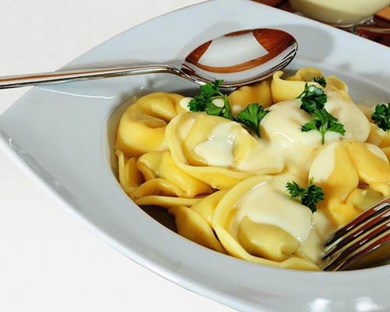 Tortellini cu sos alb, cremos si fin