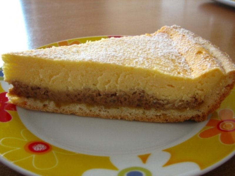 Tarta cu nuca, sos caramel si branza