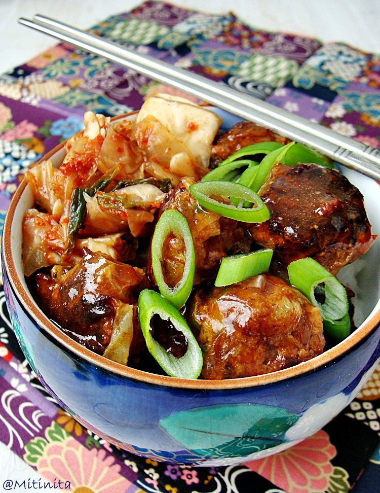 Chiftelute coreene cu kimchi de varza