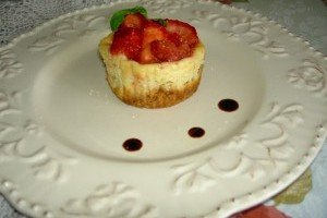 Mini cheesecake cu capsuni si busuioc