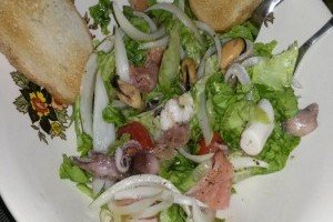 Salata cu fructe de mare si somon fume