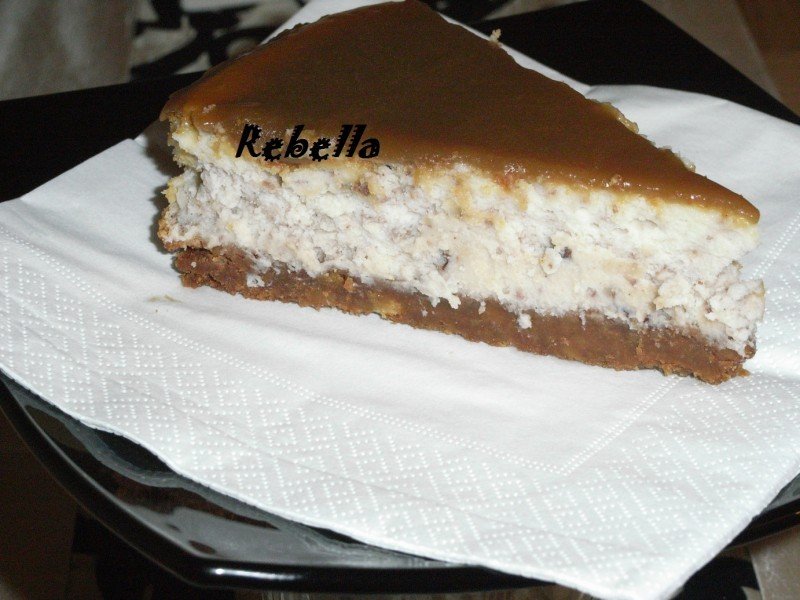 Cheesecake cu nuci si glazura caramel