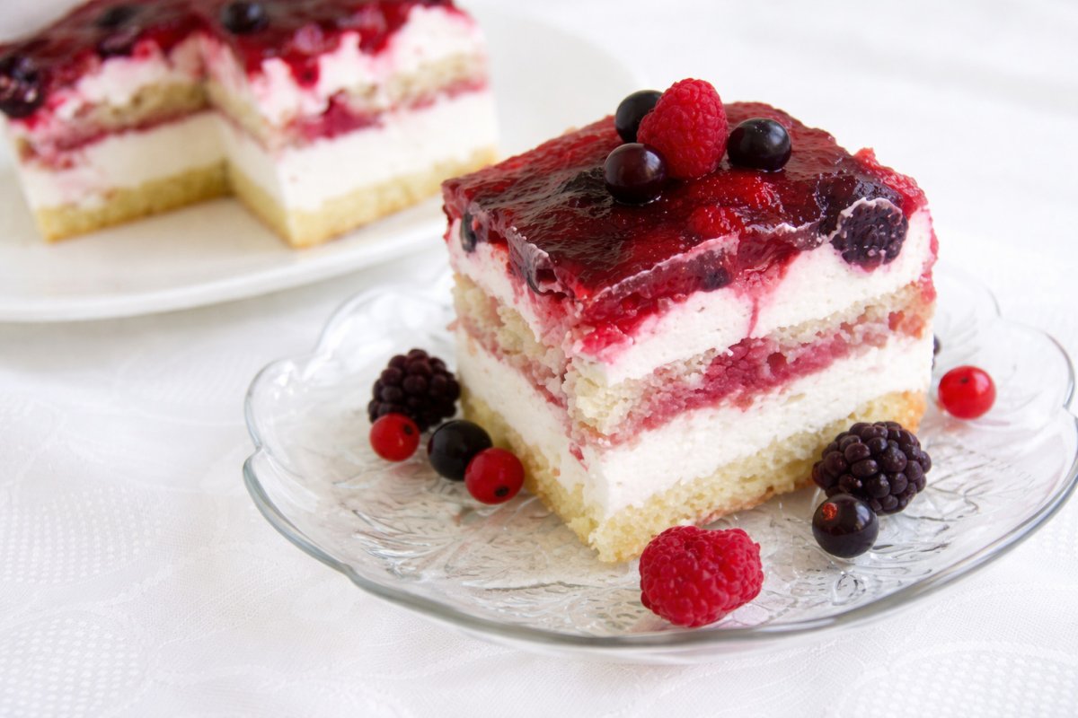 Prajitura cu fructe de padure si crema de iaurt