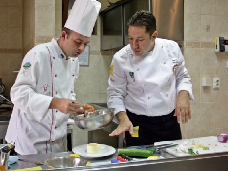 Chef Cezar a gatit azi cu un bucatar oradean!