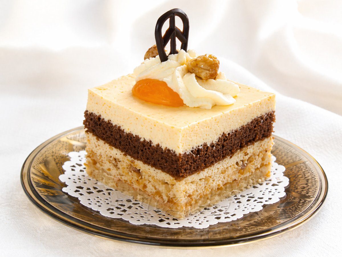 Prajitura cu mousse de pralin si caise