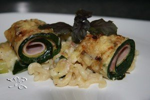 Paste gratinate cu rulouri din zucchini grilati