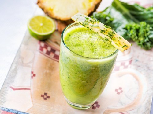 Smoothie detox cu ananas si varza kale