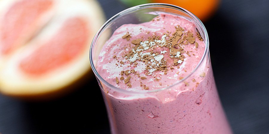 Smoothie de piersici, fructe de padure si iaurt