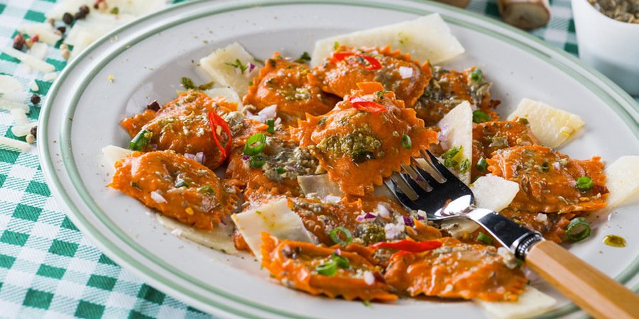 Ravioli cu boia, branza de capra, ricotta, spanac si sos quattro funghi