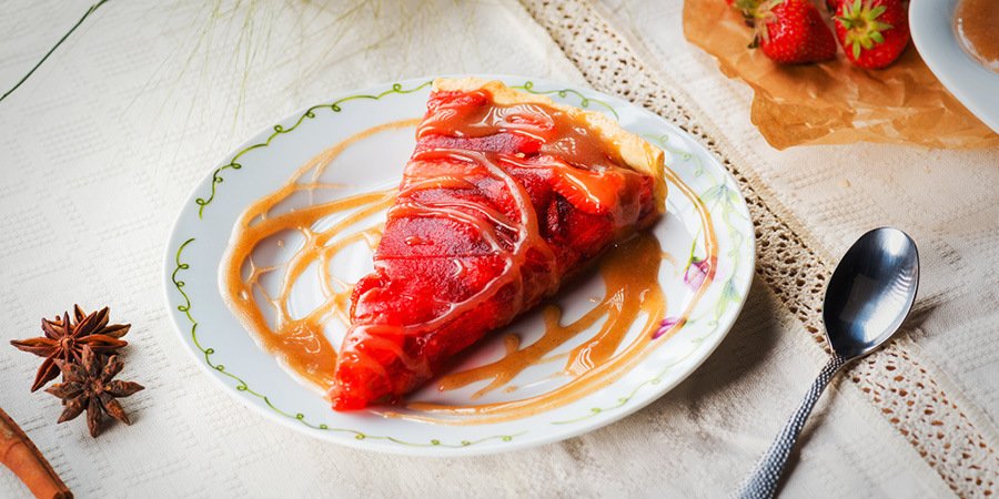 Tarta cu capsuni si sos de caramel cu crema de whisky