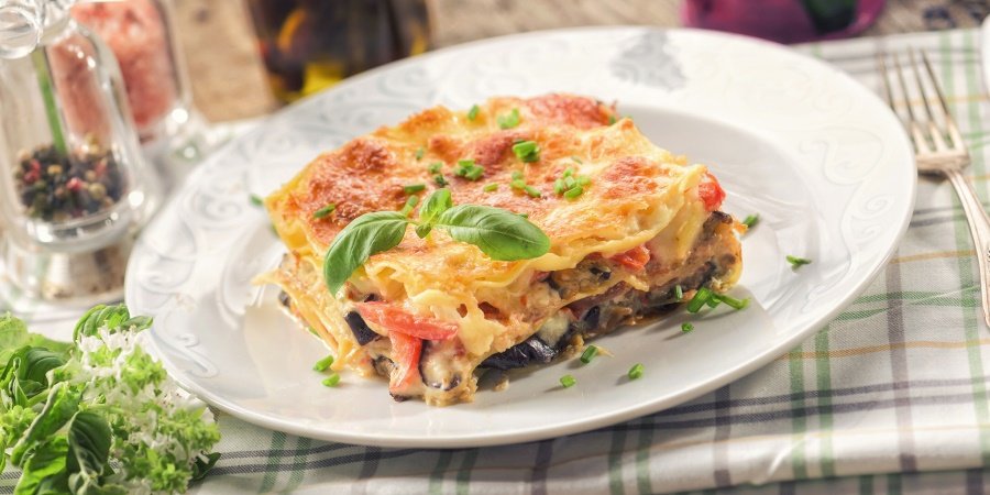 Lasagna cu dovlecei, vinete, parmezan si cascaval afumat