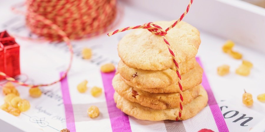 Biscuiti cu ciocolata alba si stafide