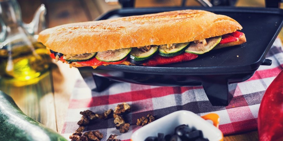 Panini cu ardei copt, zucchini si masline